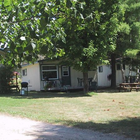הנטסוויל Colonial Bay Motel And Cottages מראה חיצוני תמונה
