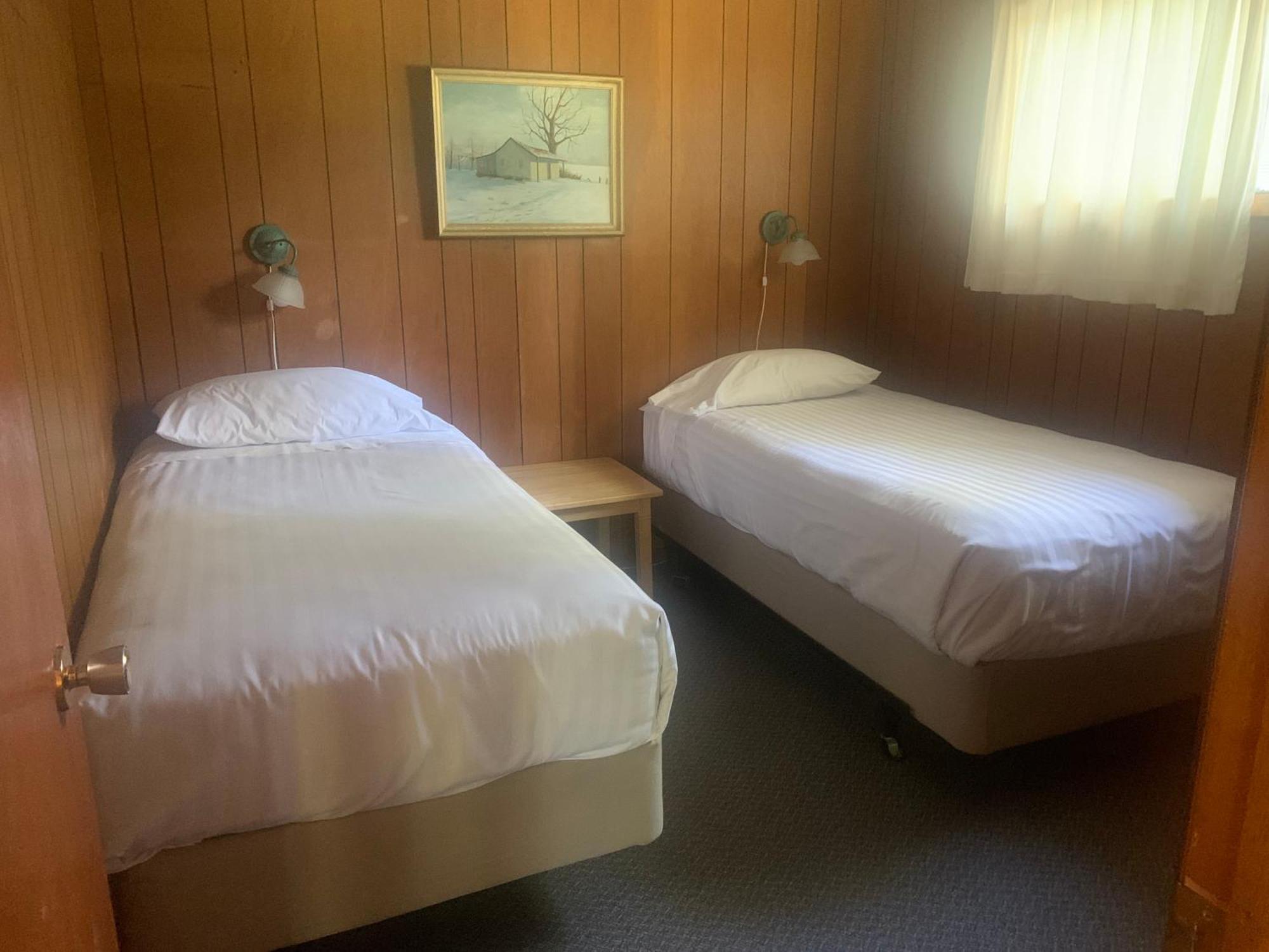 הנטסוויל Colonial Bay Motel And Cottages מראה חיצוני תמונה